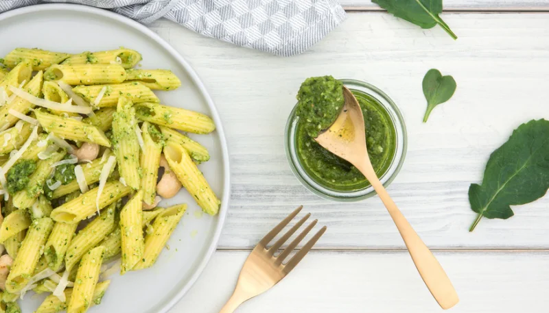 Pasta con pollo y pesto