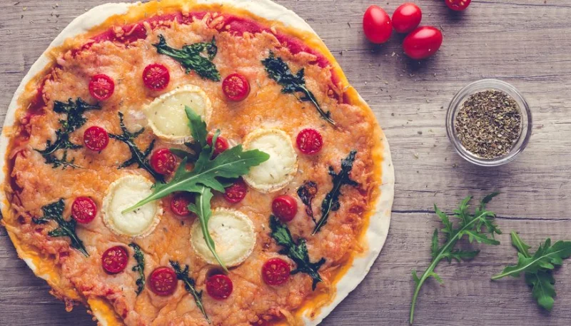 Pizza con queso de cabra y tomates cherry