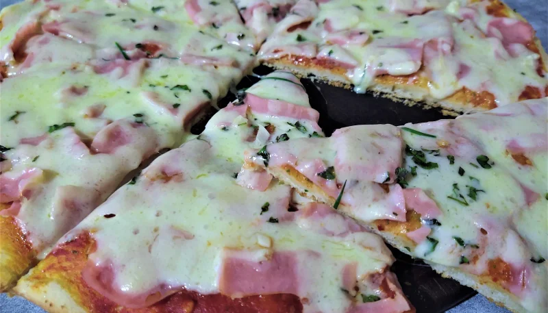 Pizza de panceta ahumada y mozzarella