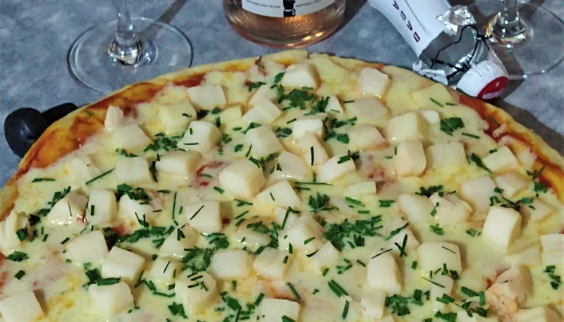 Pizza de mozzarella y palmitos