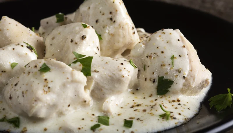 Pollo en salsa de queso y cebolla