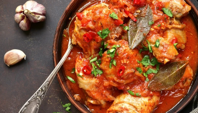 Pollo en salsa de tomate