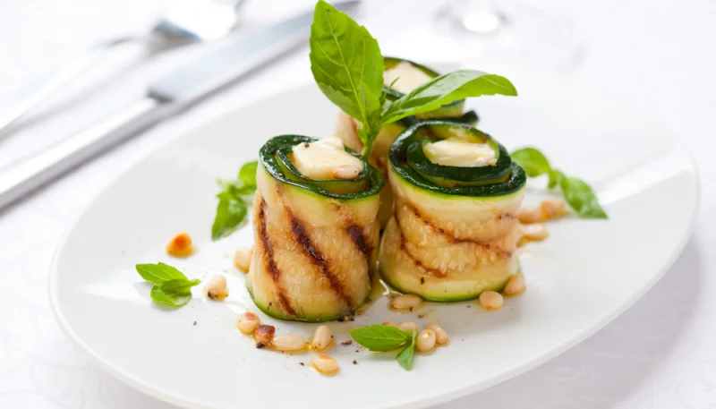 Rollitos de calabacín con mijo y alioli