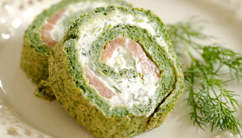 Rollo de espinacas y salmón