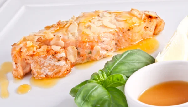 Salmón con crujiente de almendras