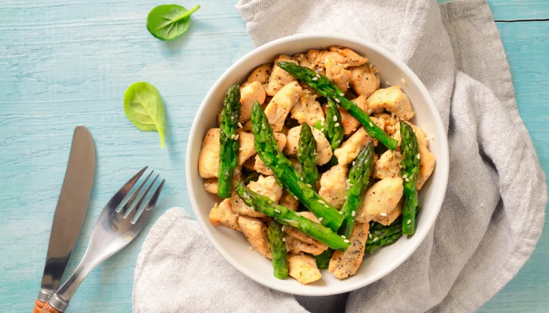 Salteado de pollo y espárragos