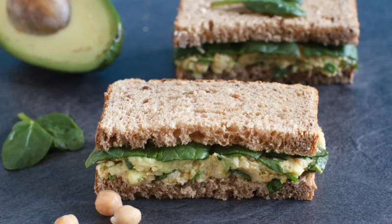Sándwich con garbanzos y aguacate