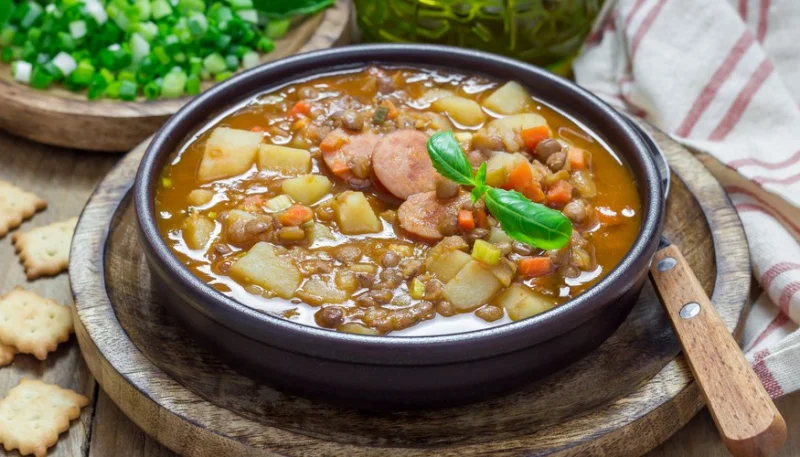 Sopa de lentejas, salchichas y bacon