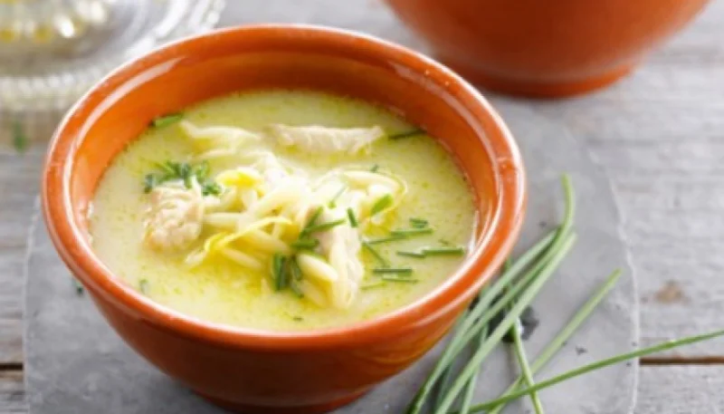 Sopa de pollo, limón y orzo