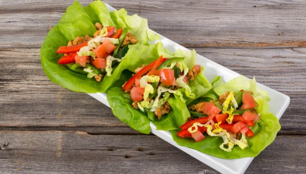 Tacos de lechuga con tofu ahumado