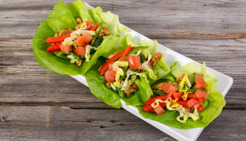 Tacos de lechuga con tofu ahumado