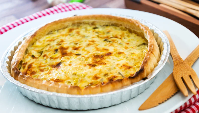 Tarta con puerros y salmón ahumado