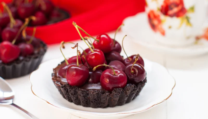 Tarta vegana de cerezas y chocolate