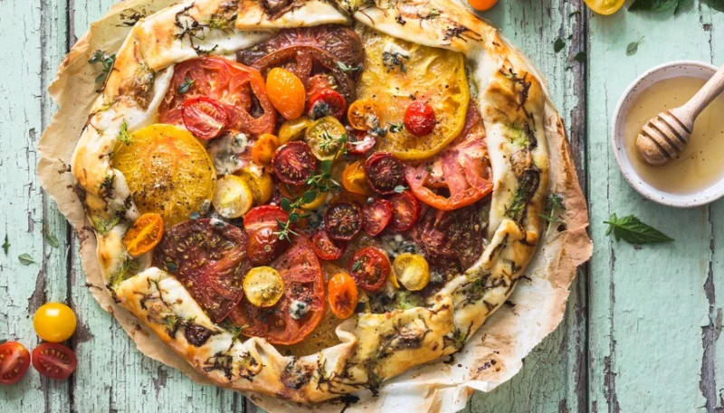 Tarta salada de parmesano y tomates