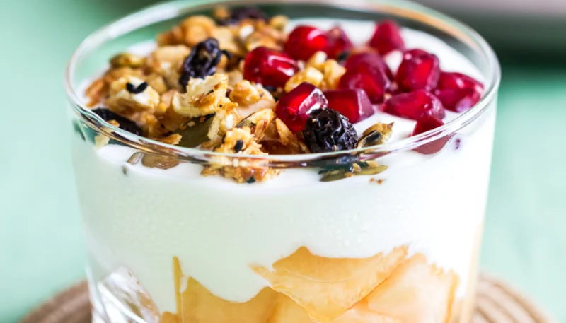 Yogur griego con frutas de temporada