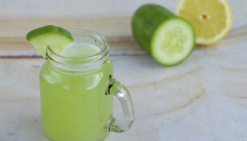 Agua de pepino con limón