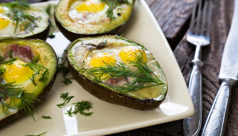 Aguacate relleno con huevo y bacon