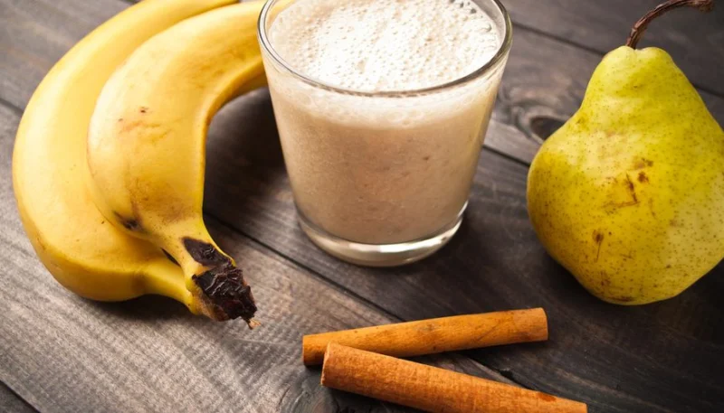 Batido de pera, plátano y canela
