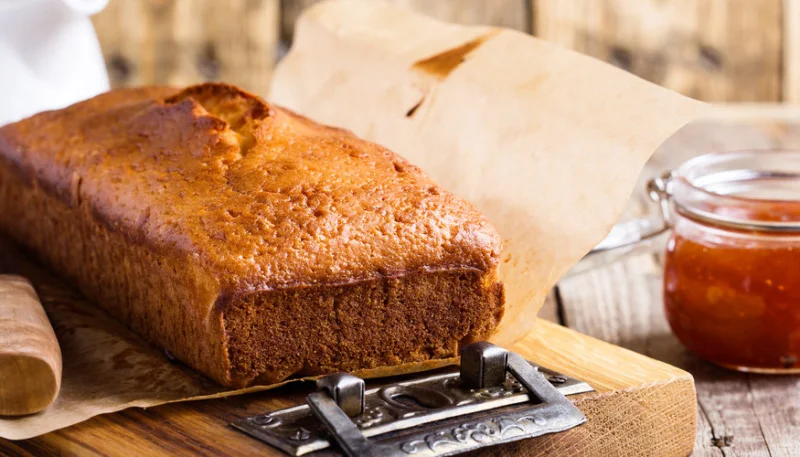 Bizcocho de queso feta y albahaca