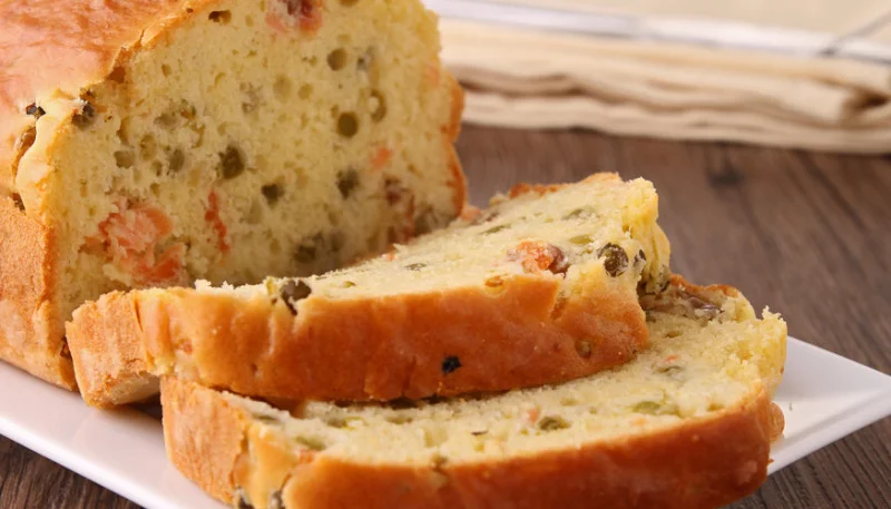 Bizcocho de salmón ahumado y guisantes