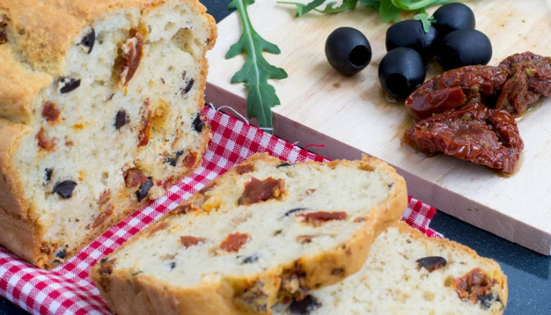 Bizcocho de tomate seco, aceitunas negras y mozzarella