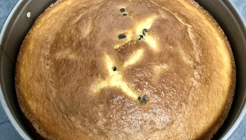 Bizcocho esponjoso de frutos del bosque y chocolate