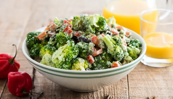 10 ensaladas con brócoli sanas y ricas