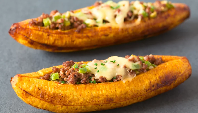 Canoas de plátano rellenas