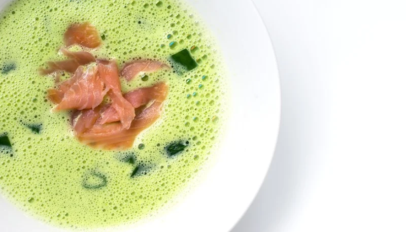 Crema de puerro con salmón ahumado