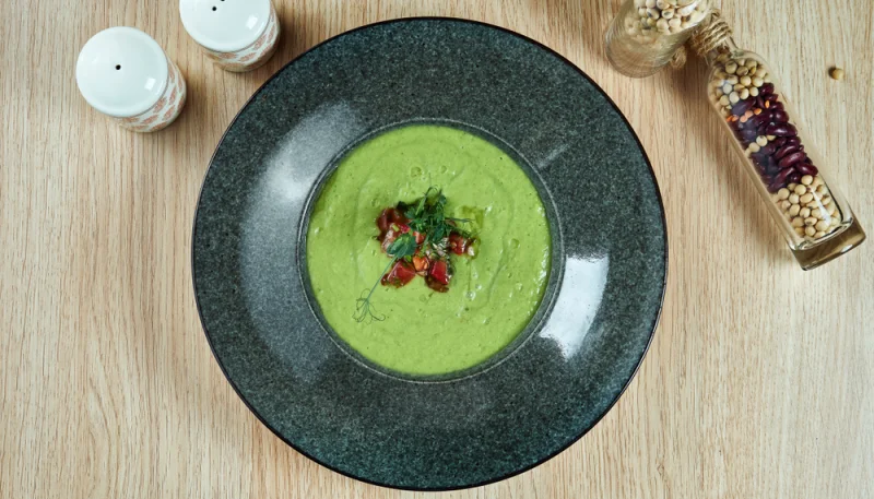 Crema fría de calabacín y menta con granada