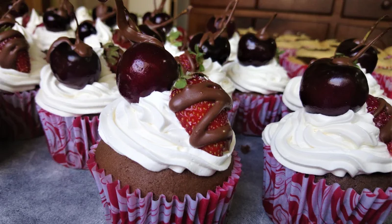 Cupcakes de chocolate y frutos rojos