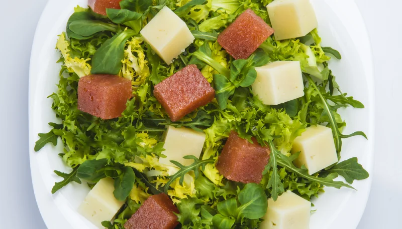 Ensalada con queso y membrillo