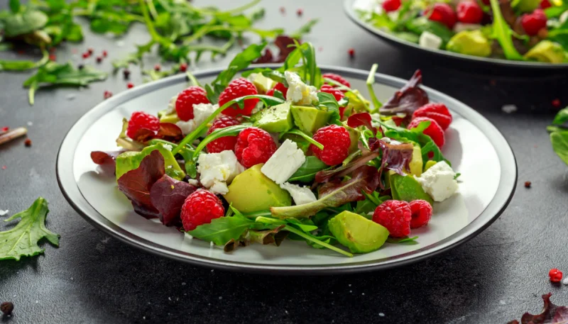 Ensalada de aguacate con frambuesas y queso de cabra