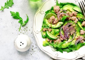 Ensalada de atún con aguacate y rúcula