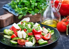 Ensalada de tomates, pepinos y queso feta
