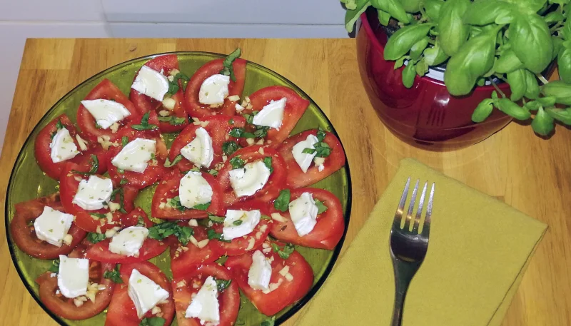 Ensalada de tomates y queso de cabra