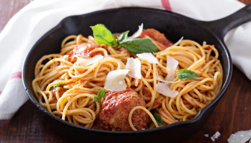 Espaguetis con albóndigas