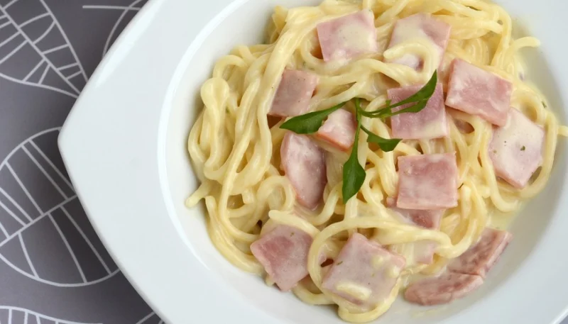 Espaguetis con jamón y nata