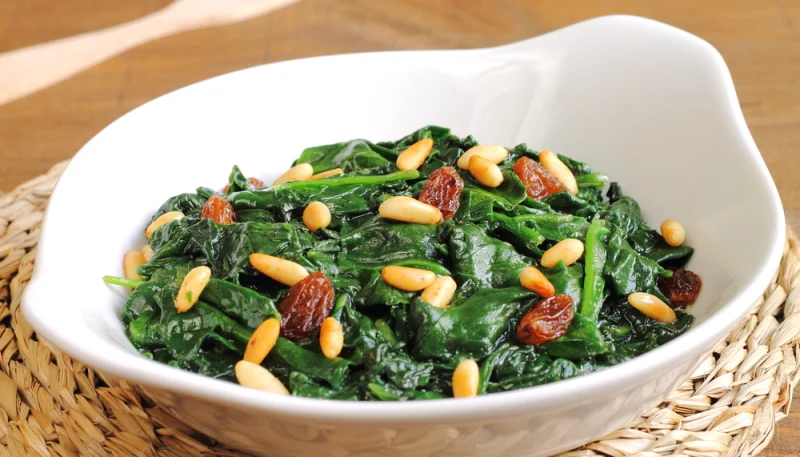 Espinacas con pasas y piñones