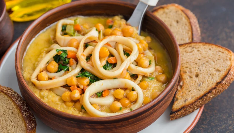 Garbanzos con calamares y tomate