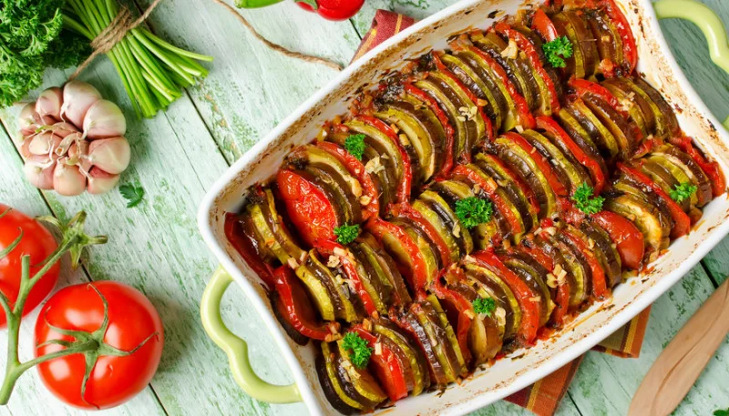 Gratinado de berenjenas, tomate y pesto