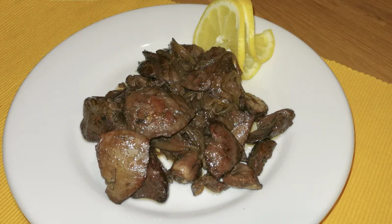 Hígado de pollo encebollado