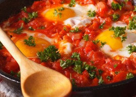 Huevos fritos con tomate