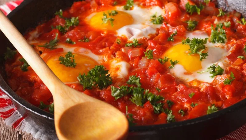 Huevos fritos con tomate