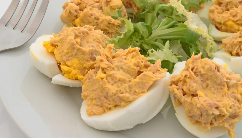 Huevos rellenos de atún