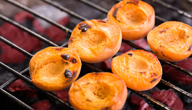 Melocotones flambeados