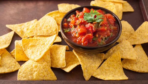 Nachos con atún y tomate