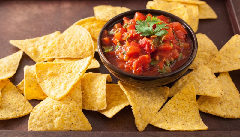 Nachos con atún y tomate
