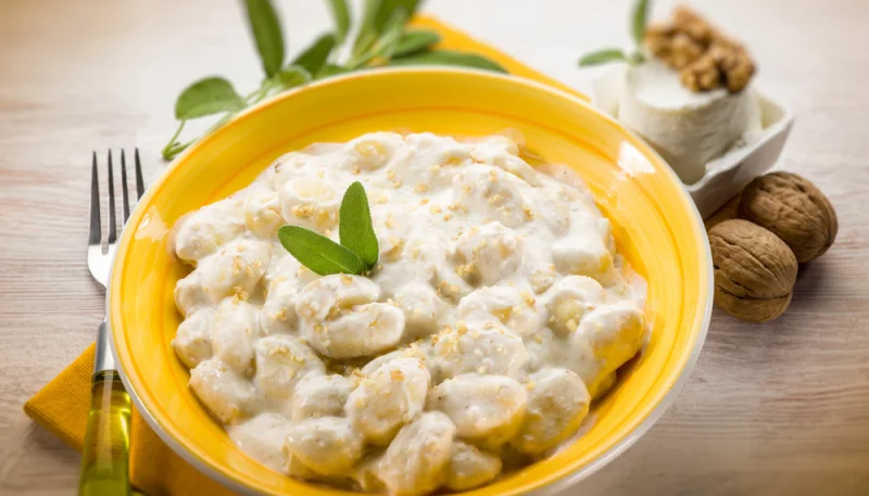 Ñoquis con nata y nueces