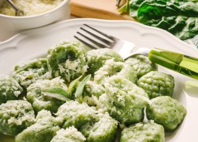 Ñoquis de espinaca y salsa de puerros